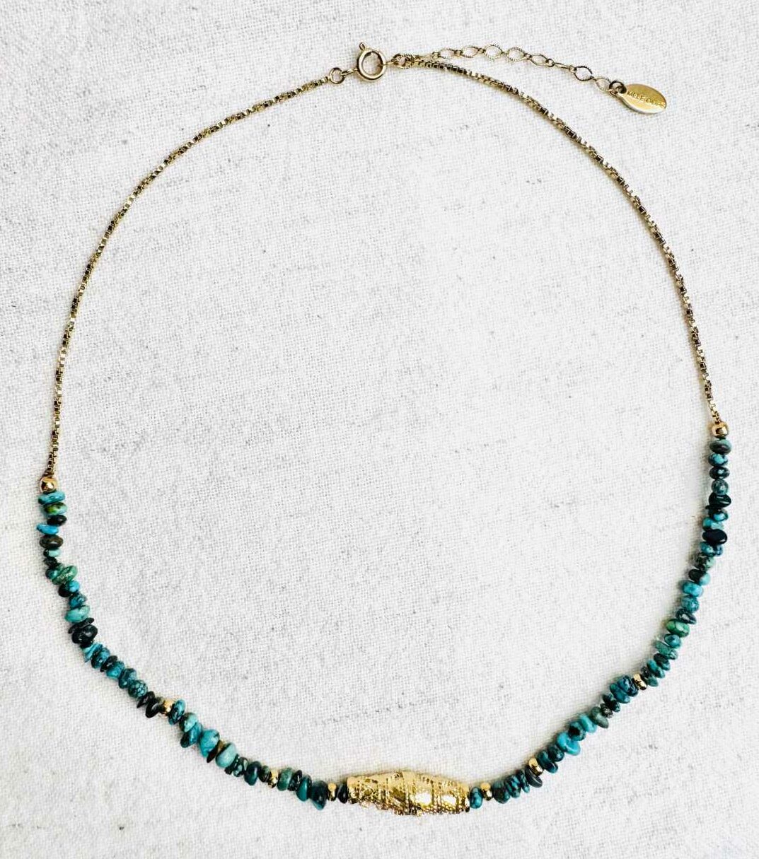 INDIAN-SUMMER-collier-apache-turquoise-perle-talisman-mademoiselle-oups Collier APACHE en turquoise du Nevada avec grande perle talisman dorée travaillée – création Mademoiselle Oups