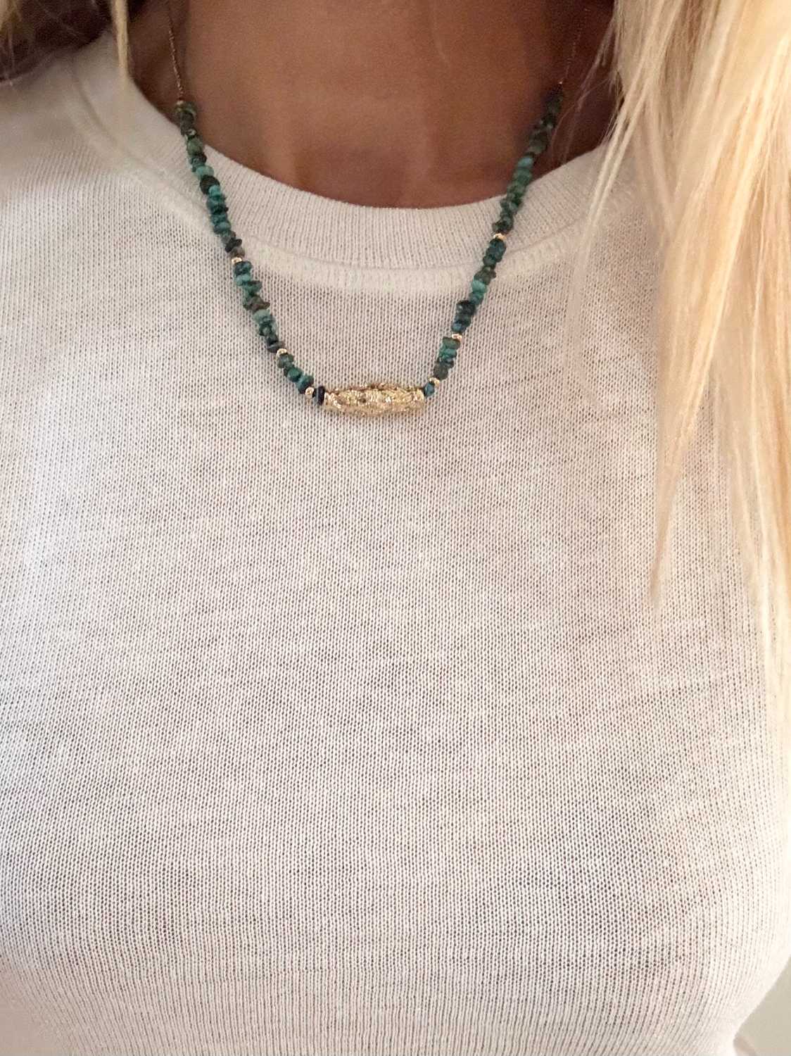 INDIAN-SUMMER-collier-apache-turquoise-perle-talisman-porte-top-ecru-fait-main Collier APACHE en turquoise du Nevada avec grande perle talisman dorée travaillée porté sur top blanc – création Mademoiselle Oups