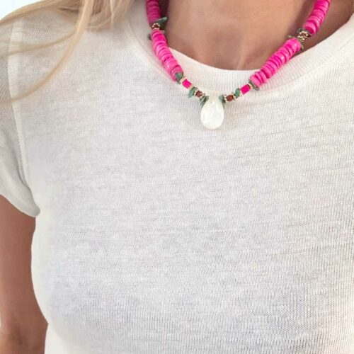 Collier JOSHUA en coquillage fuchsia, turquoise du Nevada et perles de jaspe porté sur top blanc – collection Indian Summer Mademoiselle Oups