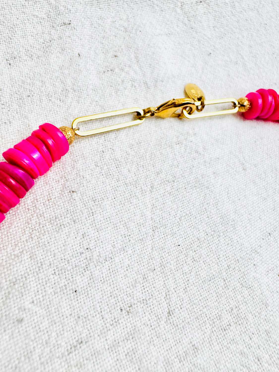INDIAN-SUMMER-collier-joshua-detail-fermoir-coquillage-fuchsia Collier JOSHUA en coquillage fuchsia, turquoise du Nevada et perles de jaspe détail fermoir – collection Indian Summer Mademoiselle Oups