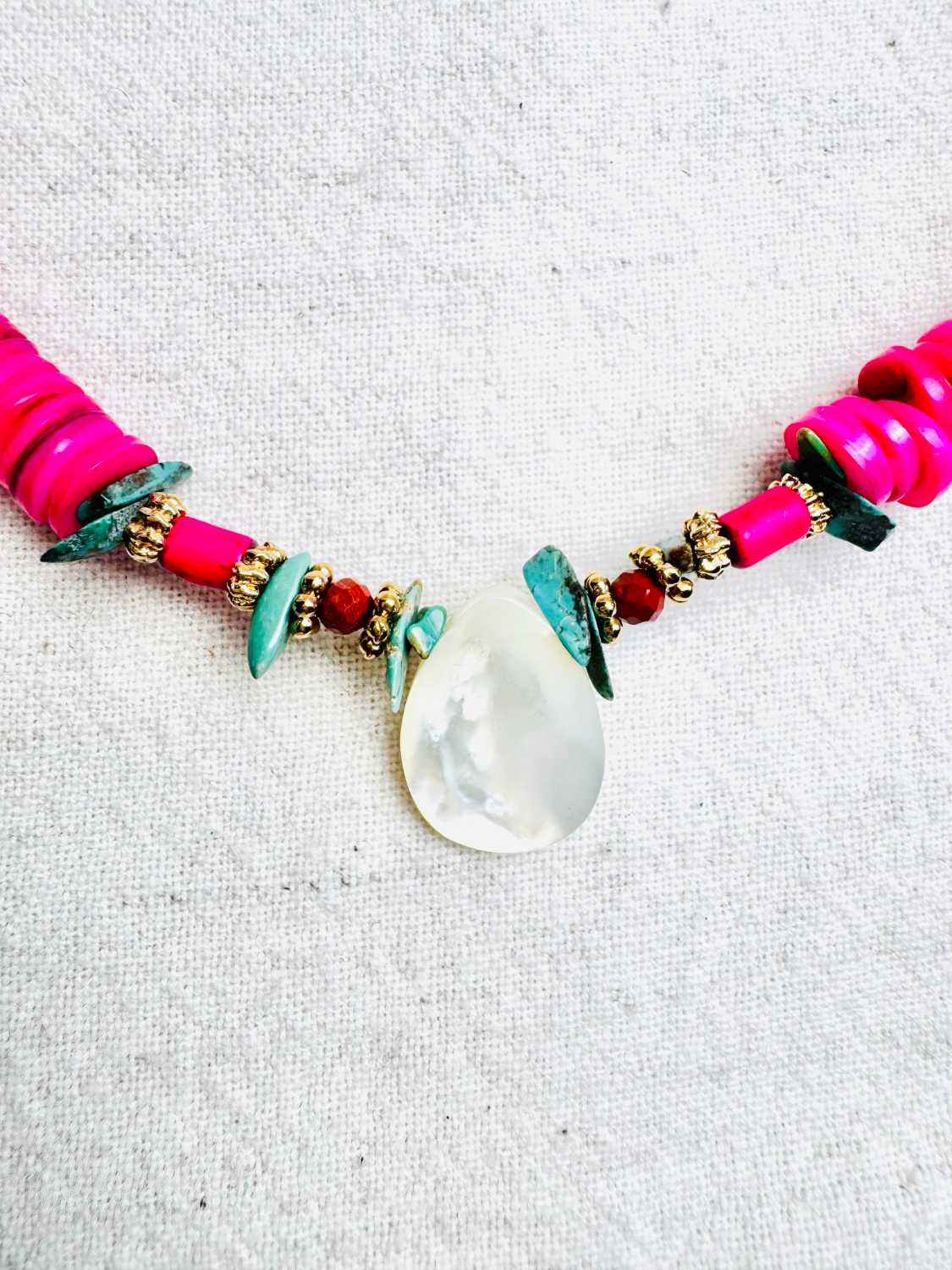 INDIAN-SUMMER-collier-joshua-detail-pastille-nacre-coquillage-fuchsia Collier JOSHUA en coquillage fuchsia, turquoise du Nevada et perles de jaspe zoom nacre – collection Indian Summer Mademoiselle Oups