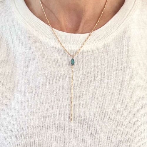 Collier fin NEVADA avec turquoise du Nevada et longue chaîne dorée pendante sur tshirt blanc – capsule Indian Summer Mademoiselle Oups