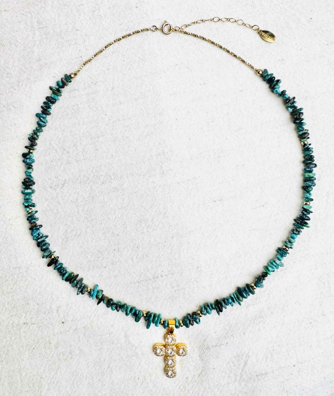 INDIAN-SUMMER-collier-taos-turquoise-nevada-croix-strass-mademoiselle-oups Collier TAOS en turquoise du Nevada avec pendentif croix dorée sertie de strass – collection Indian Summer Mademoiselle Oups