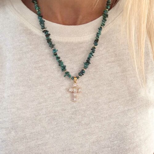 Collier TAOS en turquoise du Nevada avec pendentif croix dorée sertie de strass porté sur teeshirt blanc – collection Indian Summer Mademoiselle Oups