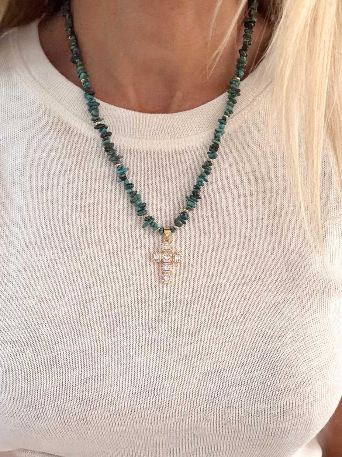 INDIAN-SUMMER-collier-taos-turquoise-nevada-croix-strass-plan-buste-tshirt-blanc Collier TAOS en turquoise du Nevada avec pendentif croix dorée sertie de strass porté sur teeshirt blanc – collection Indian Summer Mademoiselle Oups