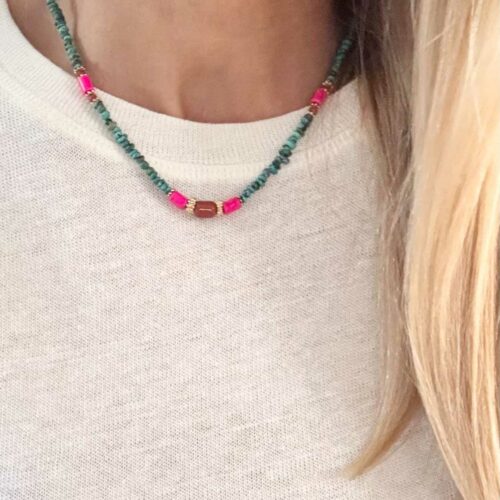 Collier TUCSON en turquoise du Nevada, jaspe rouge d’Amérique et magnésite fuchsia avec détails dorés porté sur tshirt blanc – Mademoiselle Oups