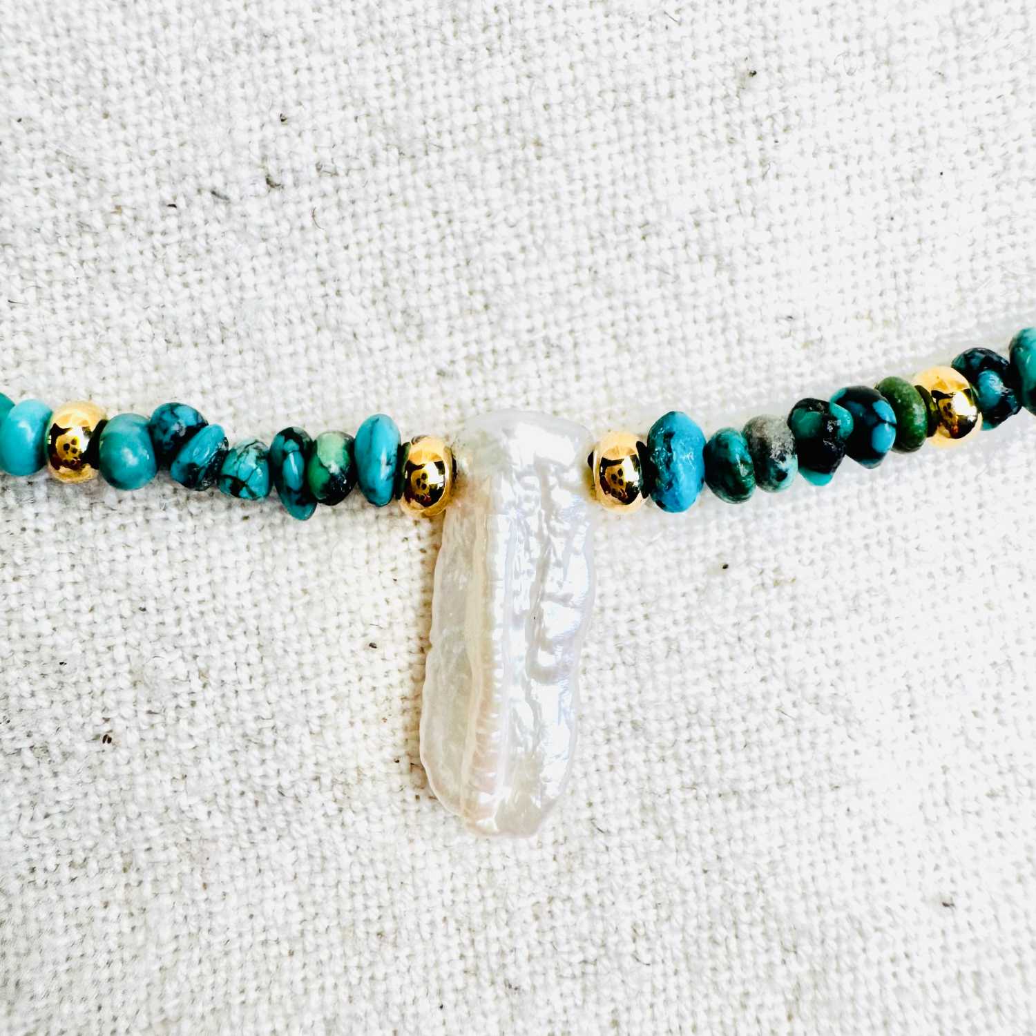 INDIAN-SUMMER-collier-yucca-detail-perle-culture-irreguliere Collier YUCCA en turquoise du Nevada et véritable perle de culture blanche irrégulière avec chaîne dorée zoom perle – collection Indian Summer Mademoiselle Oups