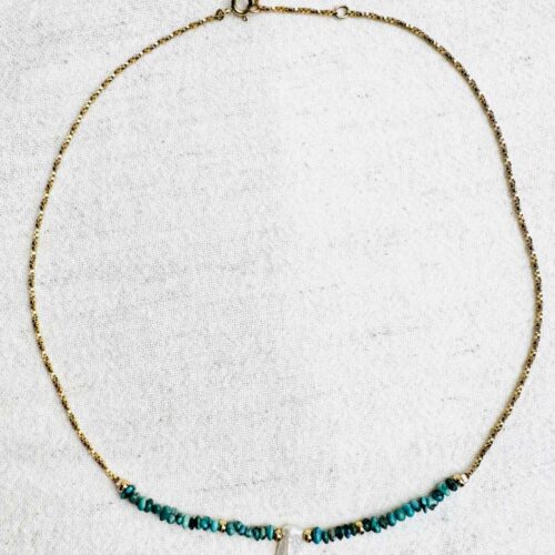 Collier YUCCA en turquoise du Nevada et véritable perle de culture blanche irrégulière avec chaîne dorée – collection Indian Summer Mademoiselle Oups