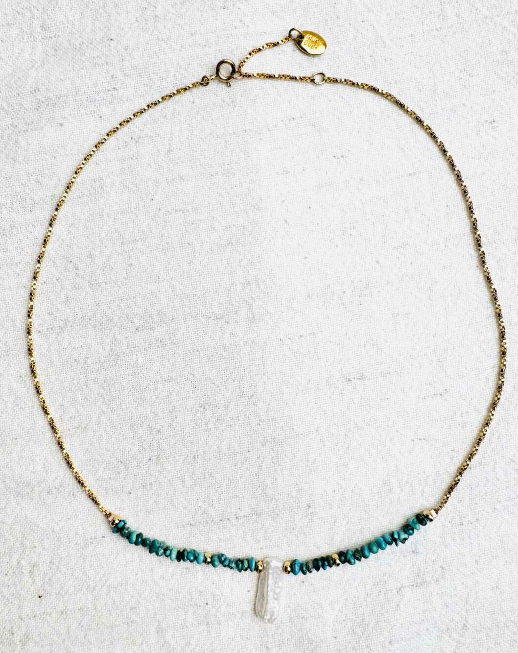 INDIAN-SUMMER-collier-yucca-turquoise-nevada-perle-culture-mademoiselle-oups Collier YUCCA en turquoise du Nevada et véritable perle de culture blanche irrégulière avec chaîne dorée – collection Indian Summer Mademoiselle Oups