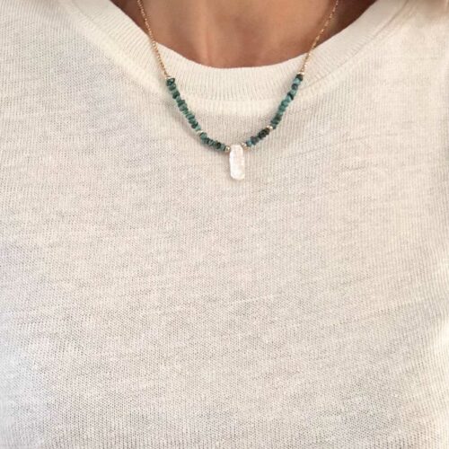 Collier YUCCA en turquoise du Nevada et véritable perle de culture blanche irrégulière avec chaîne dorée porté sur top blanc – collection Indian Summer Mademoiselle Oups