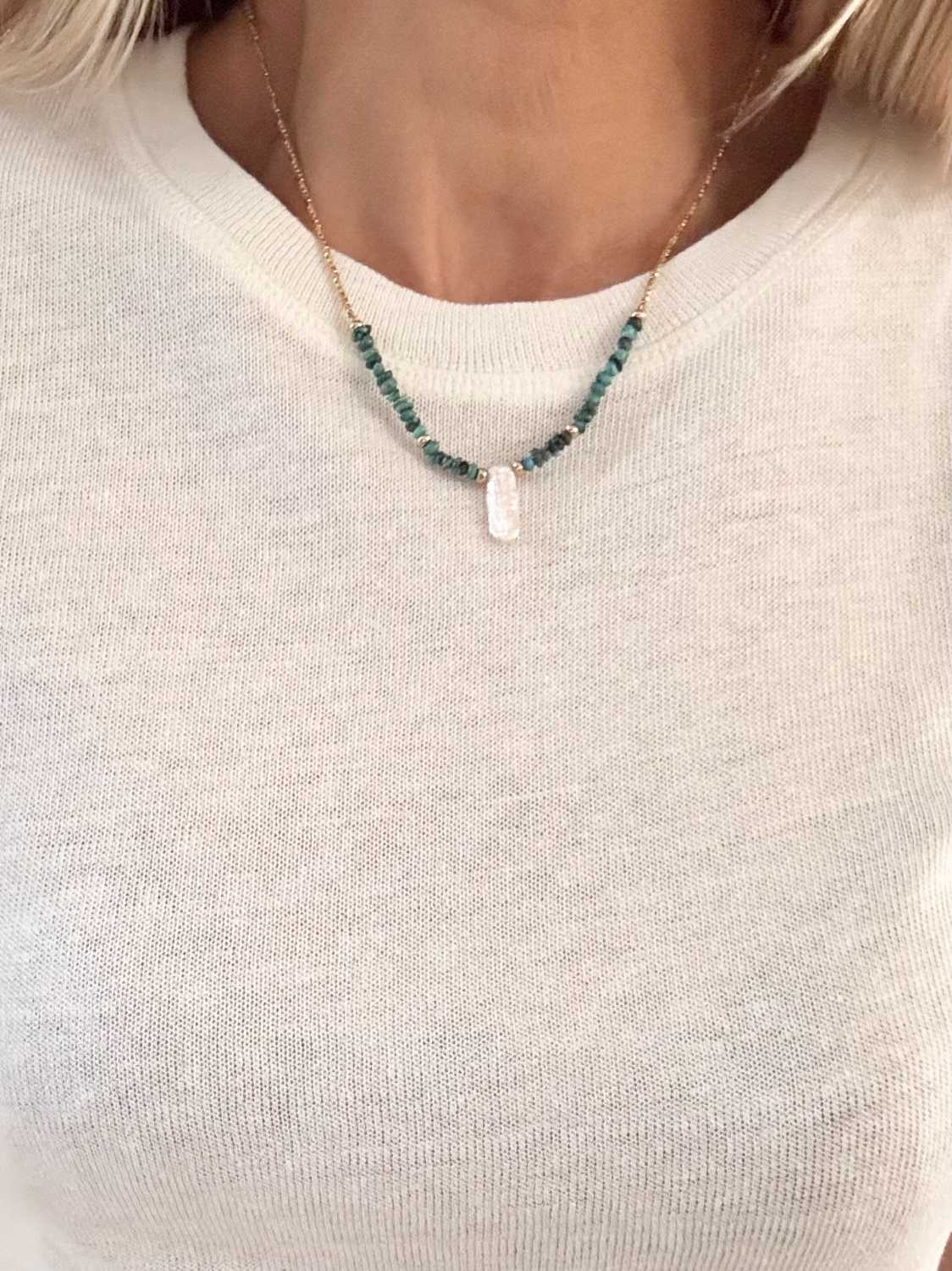 INDIAN-SUMMER-collier-yucca-turquoise-nevada-perle-culture-porte-tshirt-blanc Collier YUCCA en turquoise du Nevada et véritable perle de culture blanche irrégulière avec chaîne dorée porté sur top blanc – collection Indian Summer Mademoiselle Oups