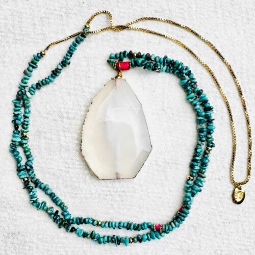 Collier ARIZONA en turquoise avec grand pendentif en pierre blanche facettée et chaîne dorée – collection Indian Summer Mademoiselle Oups