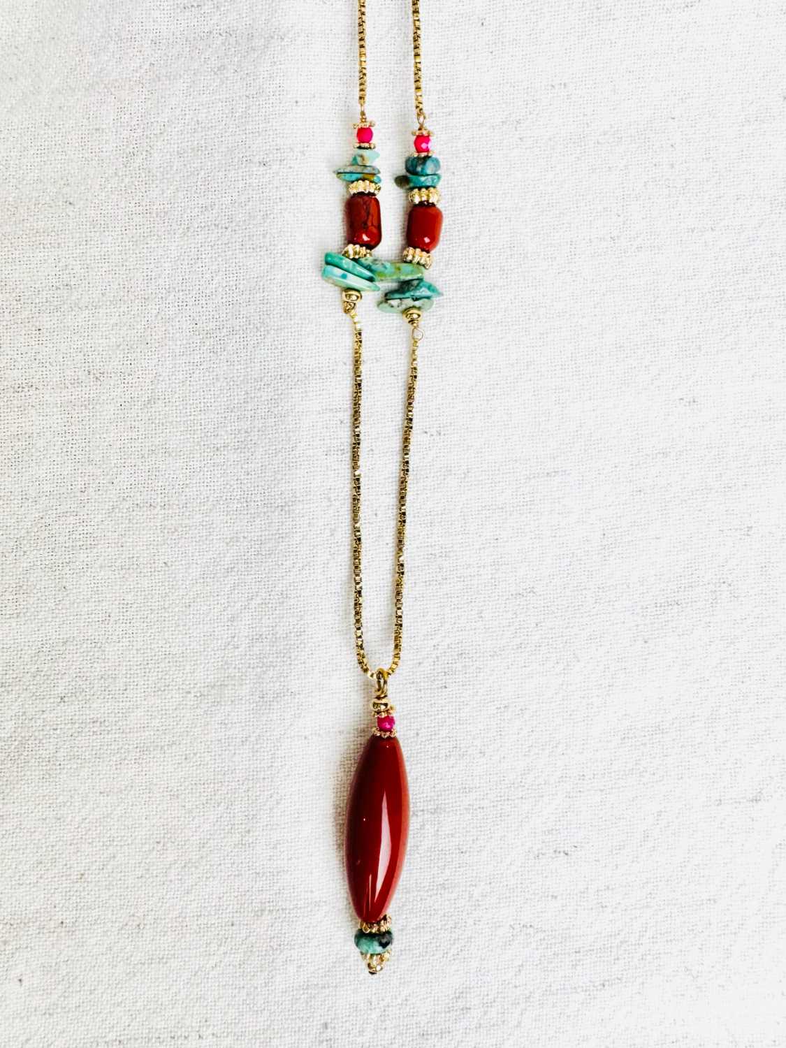 INDIAN-SUMMER-sautoir-santa-fe-detail-turquoise-jaspe-rouge-or-fait-main Sautoir SANTA FE en jaspe rouge d’Amérique et turquoise avec chaîne dorée chaine et pierres – capsule Indian Summer Mademoiselle Oups