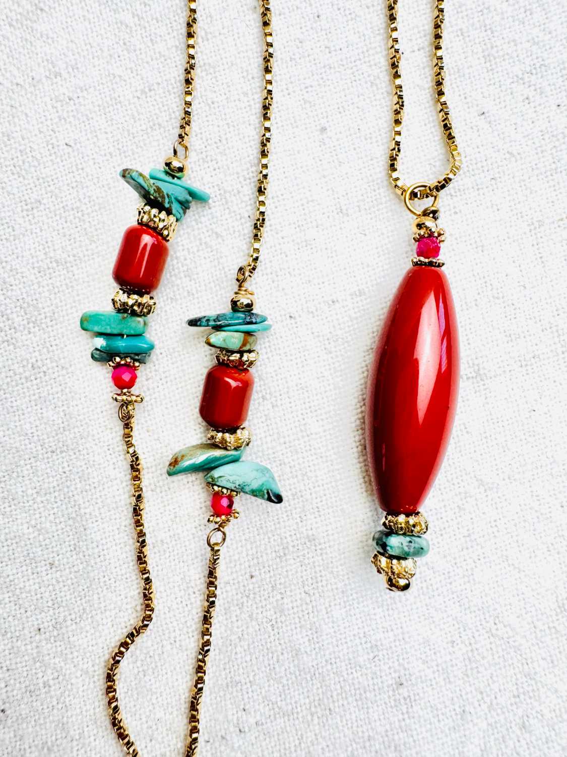 INDIAN-SUMMER-sautoir-santa-fe-detail-turquoise-jaspe-rouge-or-mademoiselle-oups Sautoir SANTA FE en jaspe rouge d’Amérique et turquoise avec chaîne dorée zoom sur les pierres – capsule Indian Summer Mademoiselle Oups