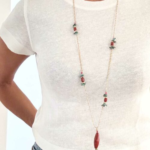 Sautoir SANTA FE en jaspe rouge d’Amérique et turquoise avec chaîne dorée porté sur un top blanc – capsule Indian Summer Mademoiselle Oups