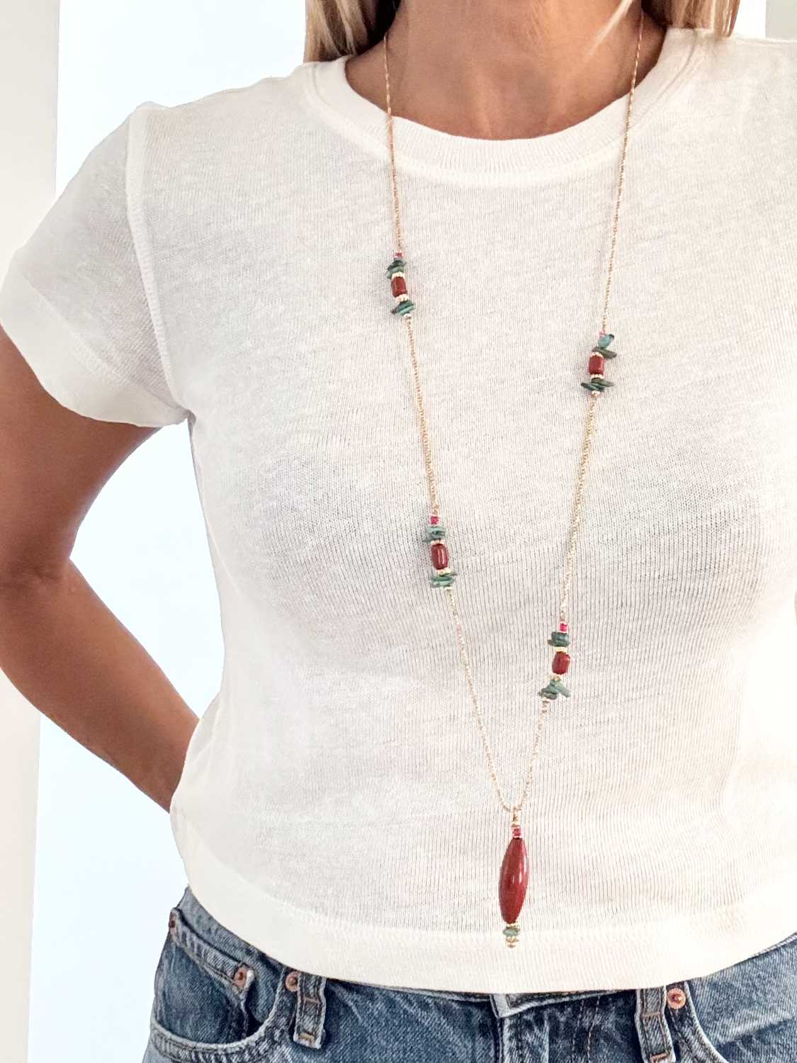 INDIAN-SUMMER-sautoir-santa-fe-turquoises-jaspe-rouge-jean-tshirt-blanc Sautoir SANTA FE en jaspe rouge d’Amérique et turquoise avec chaîne dorée porté sur un top blanc – capsule Indian Summer Mademoiselle Oups