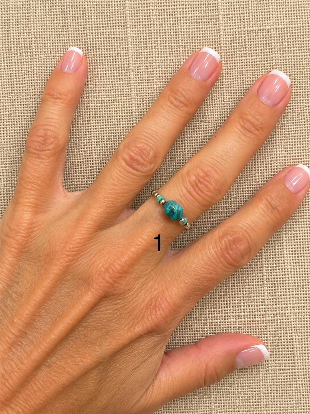 WILD-bague-argent-925-01-turquoise-du-nevada-portee Bague élastique WILD en argent 925 avec pierre turquoise du Nevada portée à la main – MADEMOISELLE OUPS