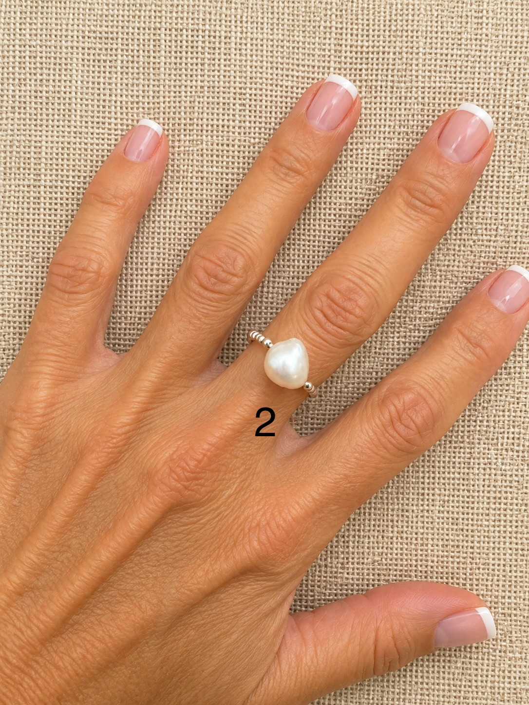 WILD-bague-argent-925-02-perle-de-culture-portee Bague élastique WILD en argent 925 avec perle de culture baroque portée à la main – MADEMOISELLE OUPS