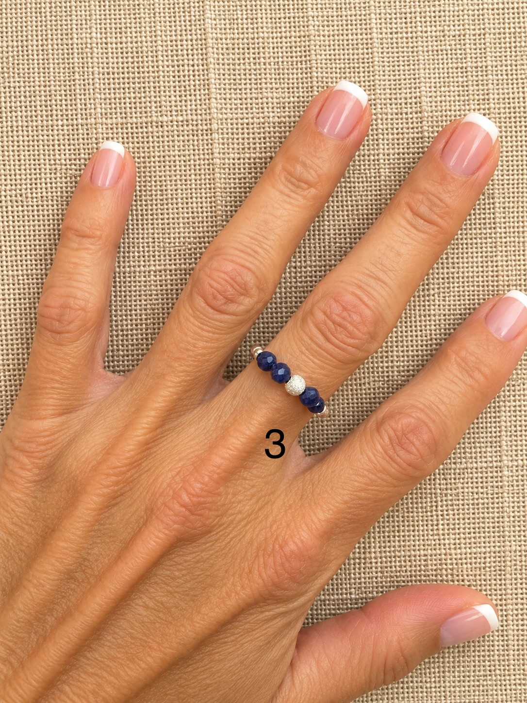 WILD-bague-argent-925-03-lapis-lazuli-portee Bague élastique WILD en argent 925 avec pierres en lapis lazuli portée à la main – MADEMOISELLE OUPS