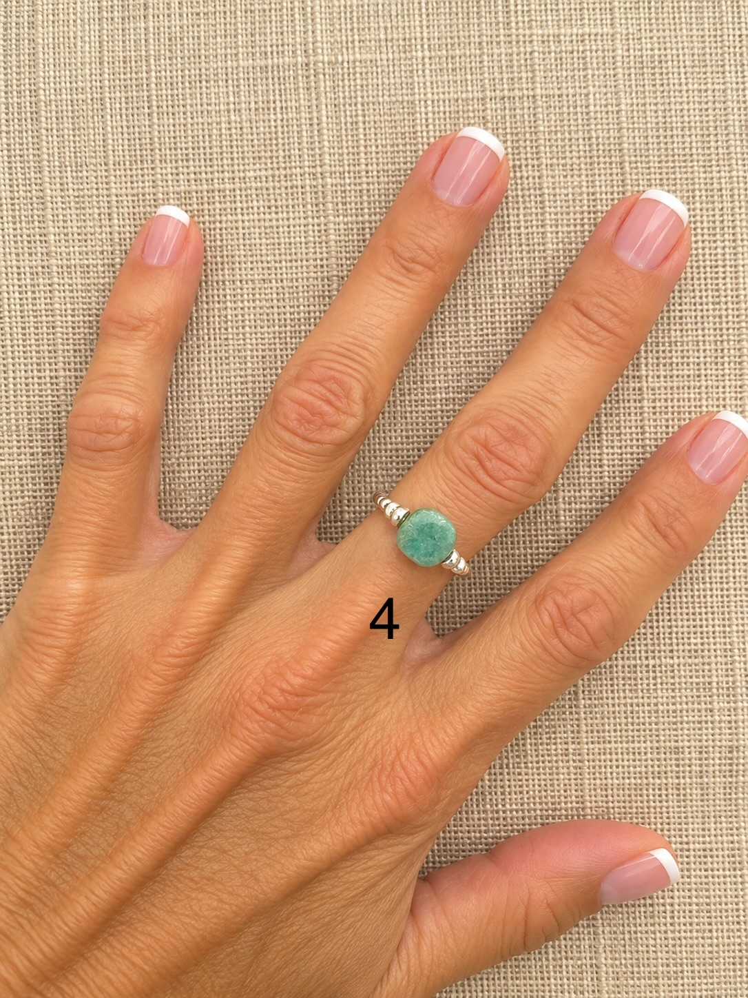WILD-bague-argent-925-04-aventurine-portee Bague élastique WILD en argent 925 avec pierre carrée en aventurine portée à la main – MADEMOISELLE OUPS