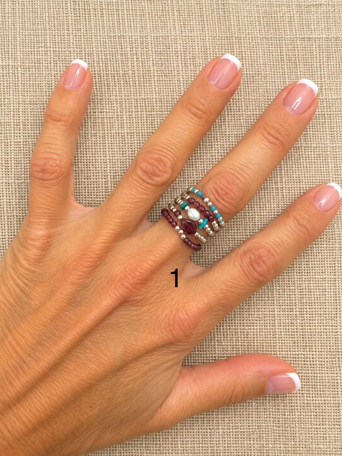 WILD-bague-argent-925-lot-5-01-grenat-turquoise-africaine-portee Lot de 5 bagues élastiques WILD en argent 925 avec grenat et turquoise africaine porté à la main – MADEMOISELLE OUPS
