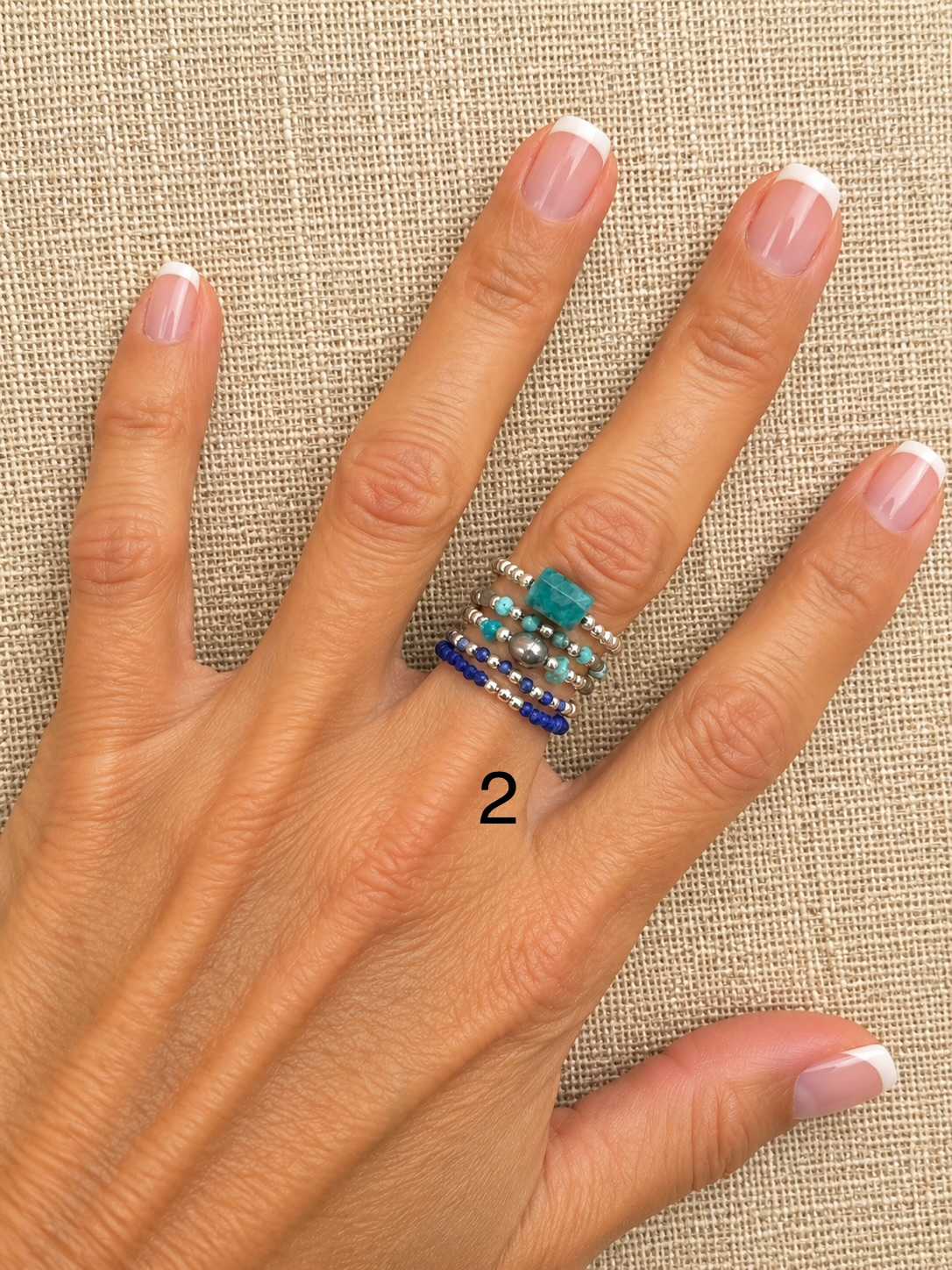 WILD-bague-argent-925-lot-5-02-turquoise-lapis-lazuli-portee Lot de 5 bagues élastiques WILD en argent 925 avec turquoise et lapis lazuli porté à la main – MADEMOISELLE OUPS