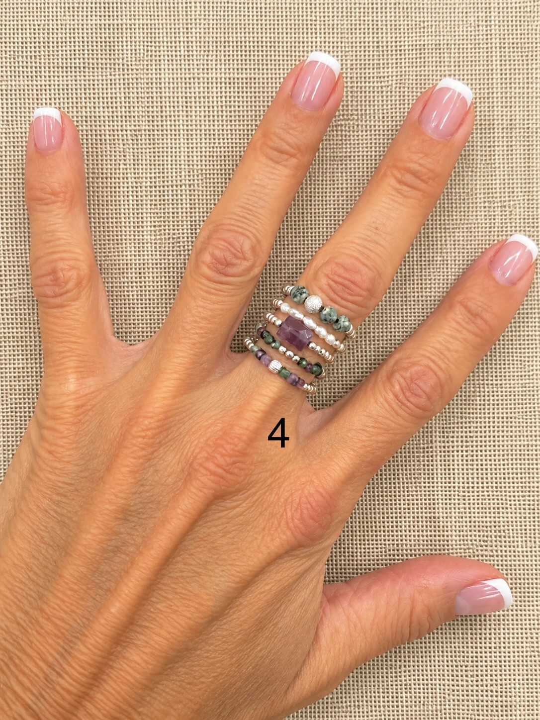 WILD-bague-argent-925-lot-5-04-tourmaline-amethyste-turquoise-portee Lot de 5 bagues élastiques WILD en argent 925 avec tourmaline, turquoise et améthyste porté à la main – MADEMOISELLE OUPS