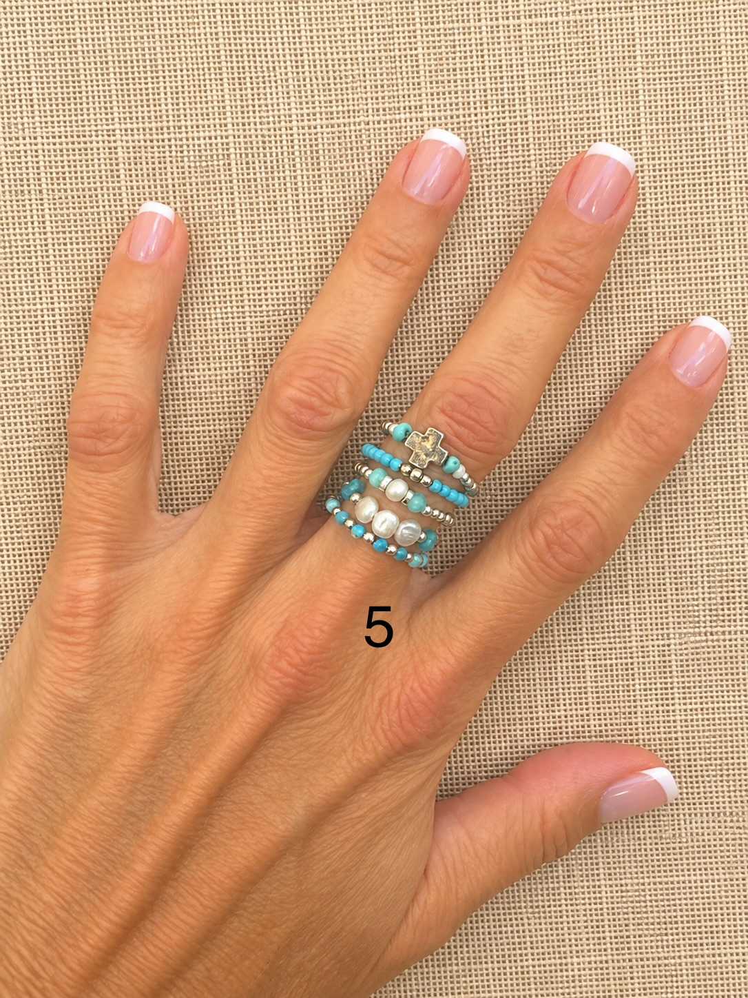 WILD-bague-argent-925-lot-5-05-turquoise-africaine-portee Lot de 5 bagues élastiques WILD en argent 925 avec turquoise africaine porté à la main – MADEMOISELLE OUPS