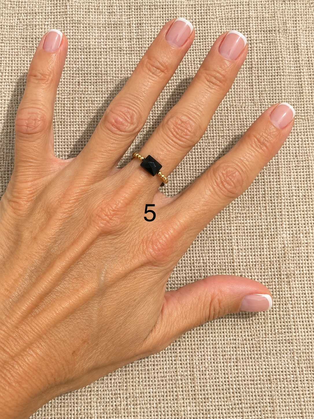 WILD-bague-gold-filled-05-onyx-portee Bague élastique WILD en Gold Filled avec onyx noir facetté portée à la main – MADEMOISELLE OUPS