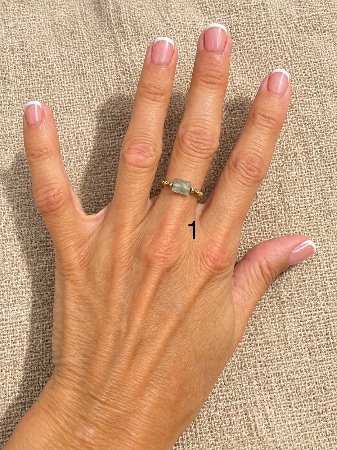 WILD-bague-gold-filled-labradorite-01-portee Bague élastique WILD en Gold Filled avec labradorite portée à la main – MADEMOISELLE OUPS