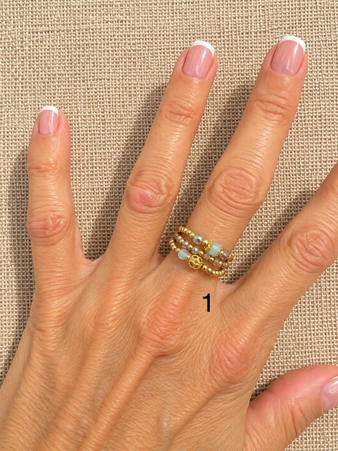 WILD-bague-gold-filled-lot-3-01-labradorite-portee Lot de 3 bagues élastiques WILD en Gold Filled avec labradorite porté à la main – MADEMOISELLE OUPS