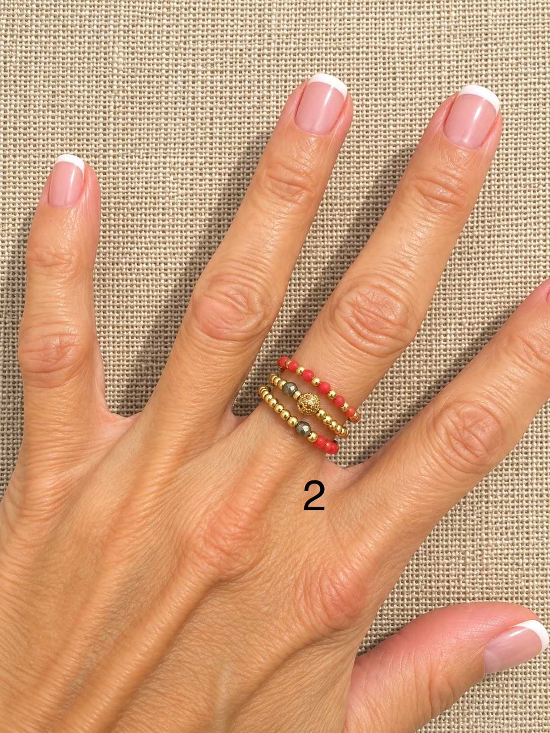 WILD-bague-gold-filled-lot-3-02-corail-portee Lot de 3 bagues élastiques WILD en Gold Filled en perles de corail porté à la main – MADEMOISELLE OUPS