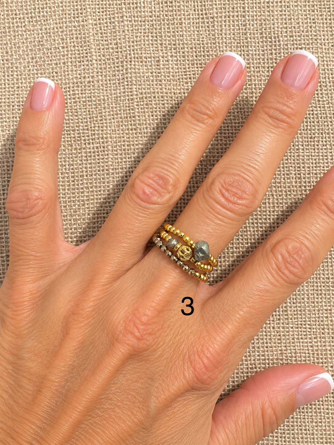 WILD-bague-gold-filled-lot-3-03-pyrite-portee Lot de 3 bagues élastiques WILD en Gold Filled avec pyrite porté à la main – MADEMOISELLE OUPS