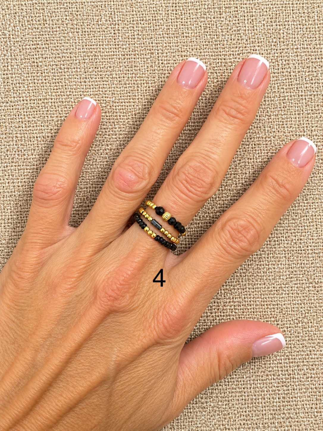 WILD-bague-gold-filled-lot-3-04-spinelle-portee Lot de 3 bagues élastiques WILD en Gold Filled avec spinelle porté à la main – MADEMOISELLE OUPS