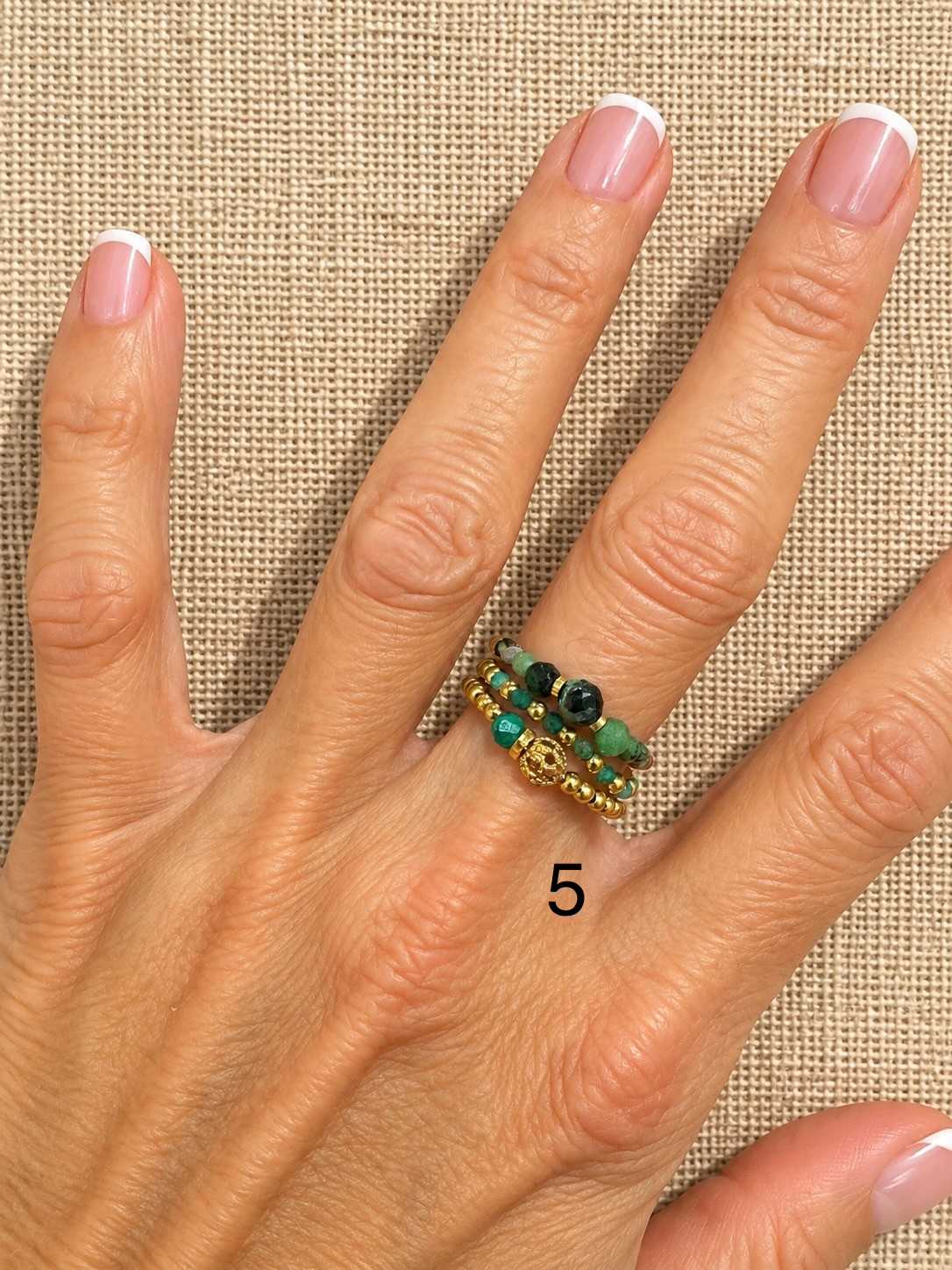 WILD-bague-gold-filled-lot-3-05-malachite-portee Lot de 3 bagues élastiques WILD en Gold Filled avec malachite porté à la main – MADEMOISELLE OUPS