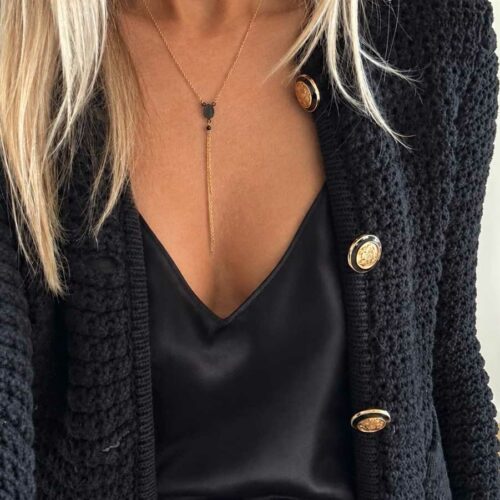 Collier chapelet NOX avec vierge et fines chaînes dorées pendantes, porté sur un top noir décolleté – Mademoiselle Oups.